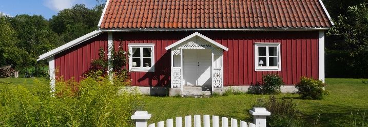 Schwedenhaus im grünen Garten